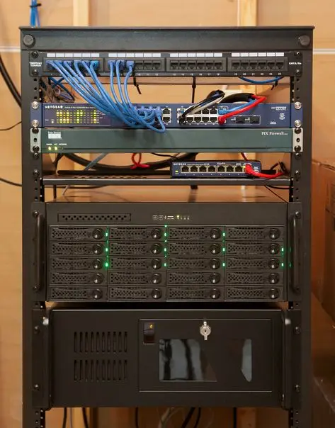 رک شبکه با سیستم خنککاری پیشرفته و فیلترهای هوا برای محیطهای حساس