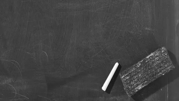 تخته سفید مدرن با نوشتههای رنگی و فلزات مغناطیسی