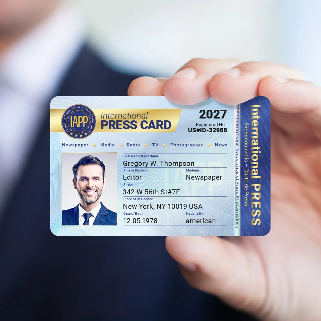 یک دستگاه پرس کارت صنعتی با قابلیت تولید کارتهای پلاستیکی با کیفیت بالا