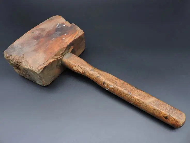منگنهکوب دستی در حال کار بر روی قطعه چوب