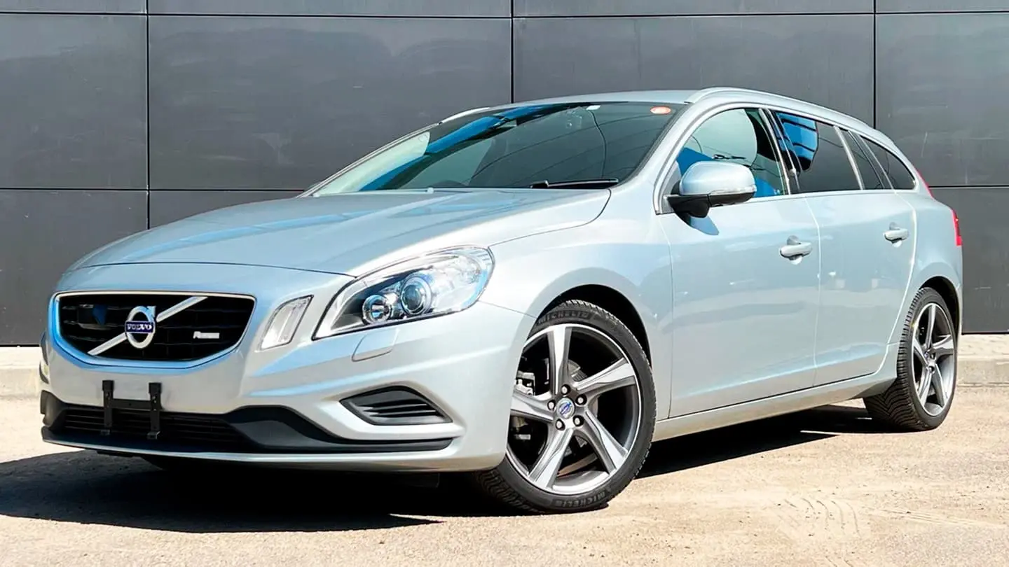 چای سبز ژاپنی در قیف V60 با کاغذ فیلتر سفید