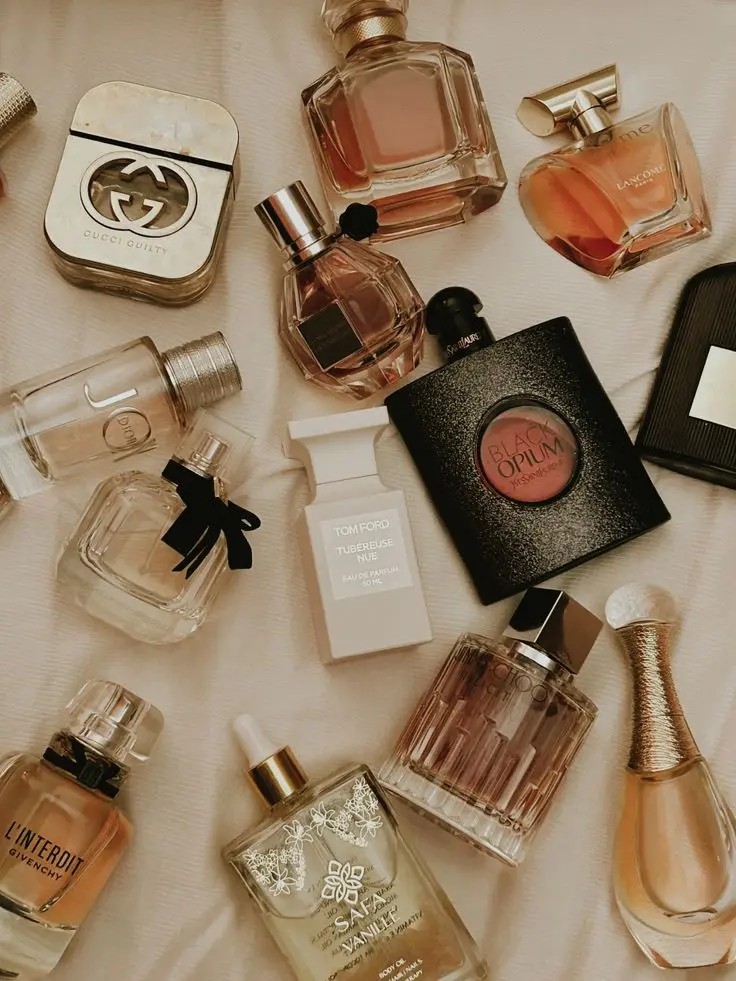 یک فرد در حال انتخاب عطر از میان نمونههای مختلف در یک فروشگاه