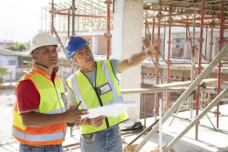 مهندس سازه در حال بررسی نقشههای فنی یک پروژه ساختمانی
