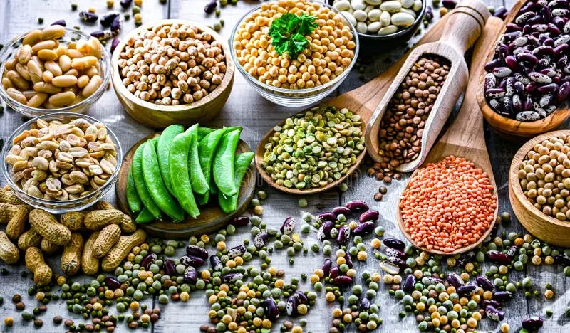 انواع حبوبات در یک ظرف شیشهای
