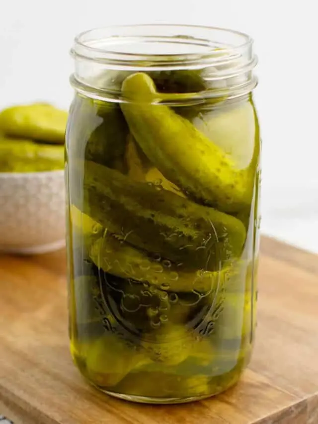 جعبه‌های مختلف خیارشور صنعتی در یک انبار