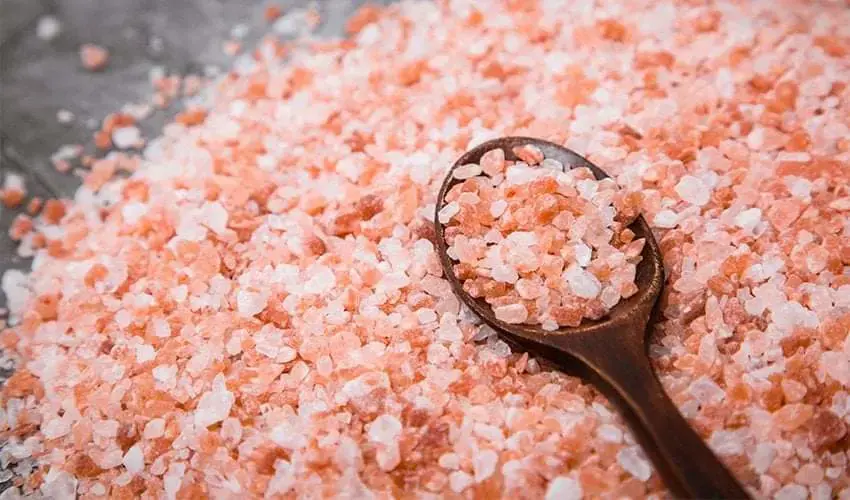 مقایسه بستهبندیهای مختلف نمک صورتی از برندهای مختلف در کنار یکدیگر