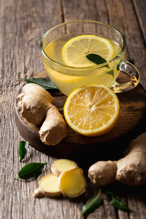 فنجان دمنوش زنجبیل با لیمو و عسل برای افزایش طعم و خواص