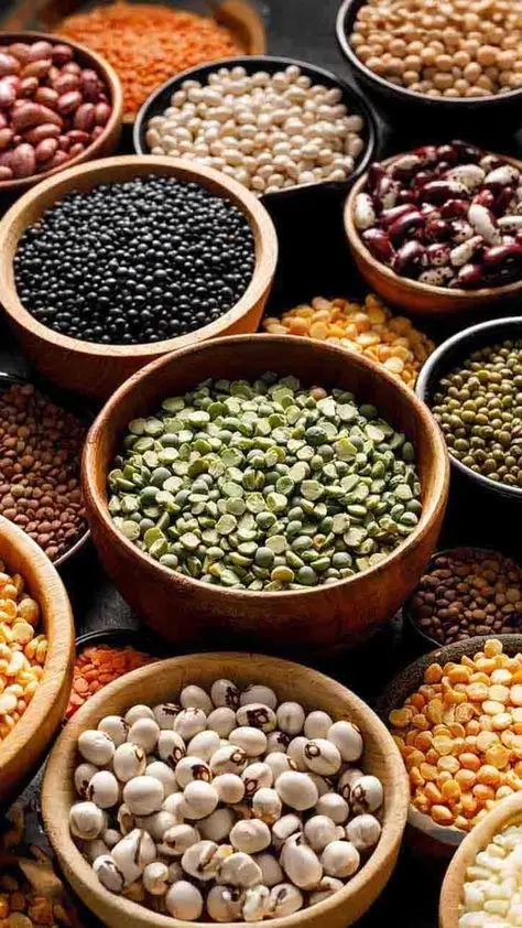 حبوبیات پخته شده در یک ظرف سفالی برای نشان دادن آمادهسازی آنها