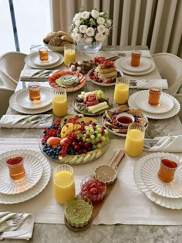 مثالی از میز صبحانه خوری با طراحی سنتی و چوب طبیعی