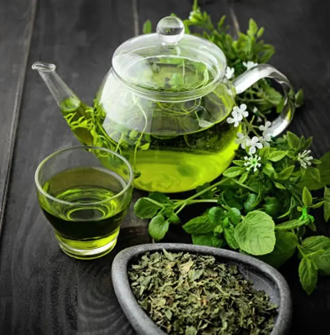 چای سبز ژاپنی در ظرف سفالی با برگ‌های تازه