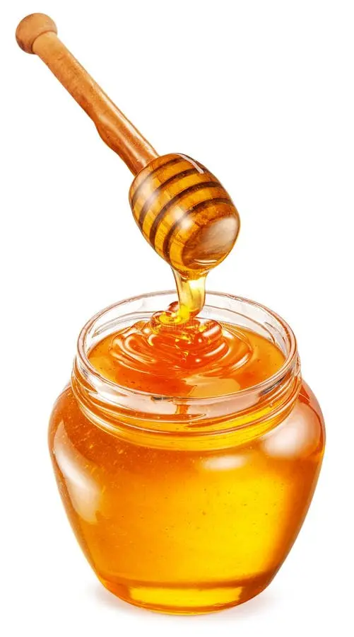 عسل طبیعی در قاشق چوبی بر روی زمینه سفید