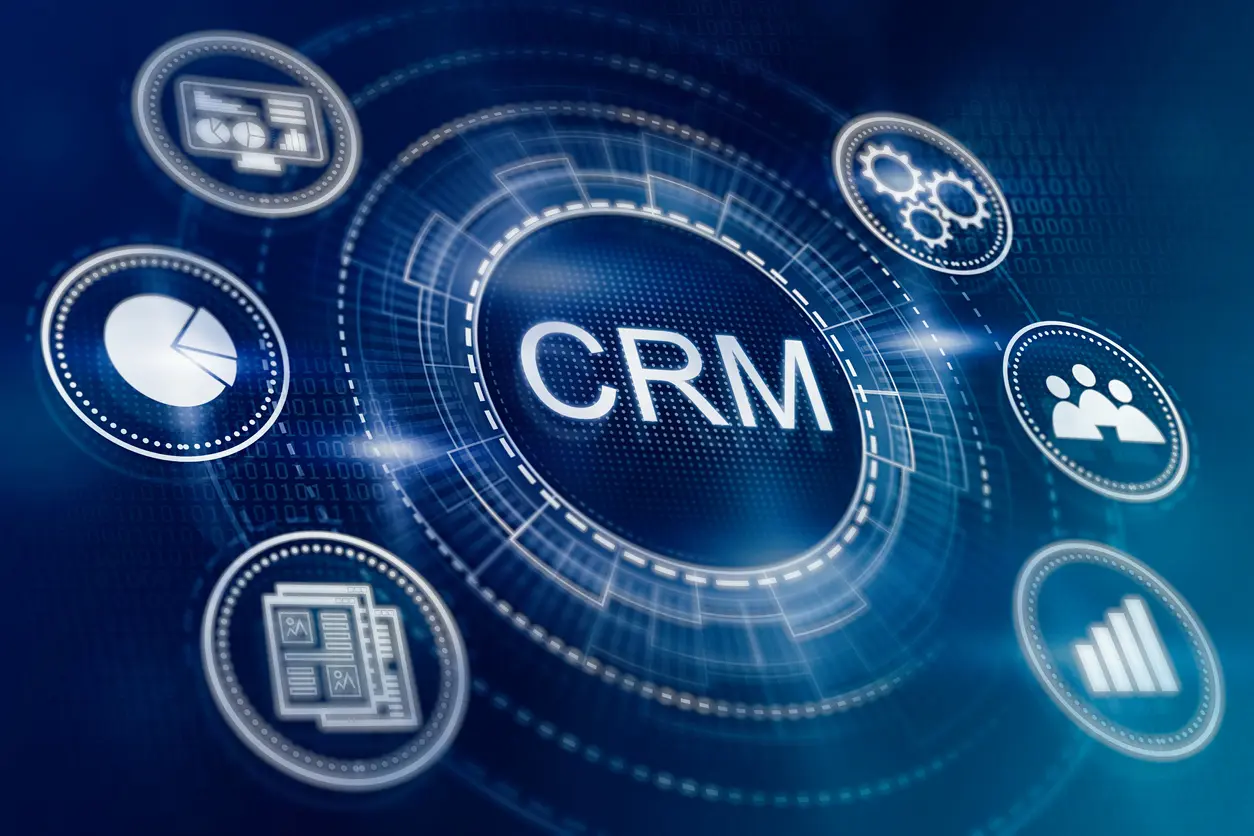 نمایی از داشبورد یک نرم‌افزار CRM با نمودارهای فروش و مشتریان فعال