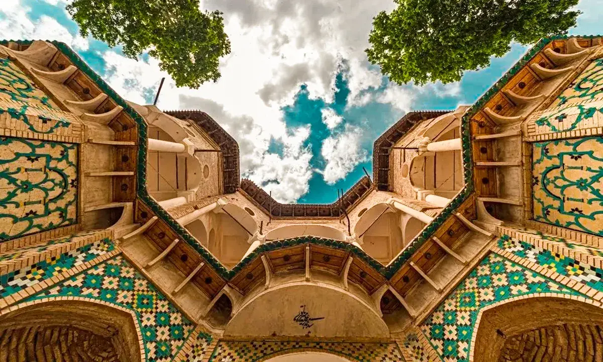 معماری سنتی ایرانی با بادگیر و تالارهای بزرگ
