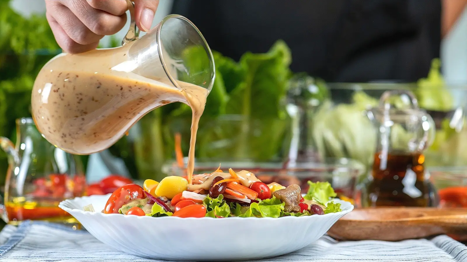 مخلوط کردن مواد برای تهیه سس سالاد خانگی