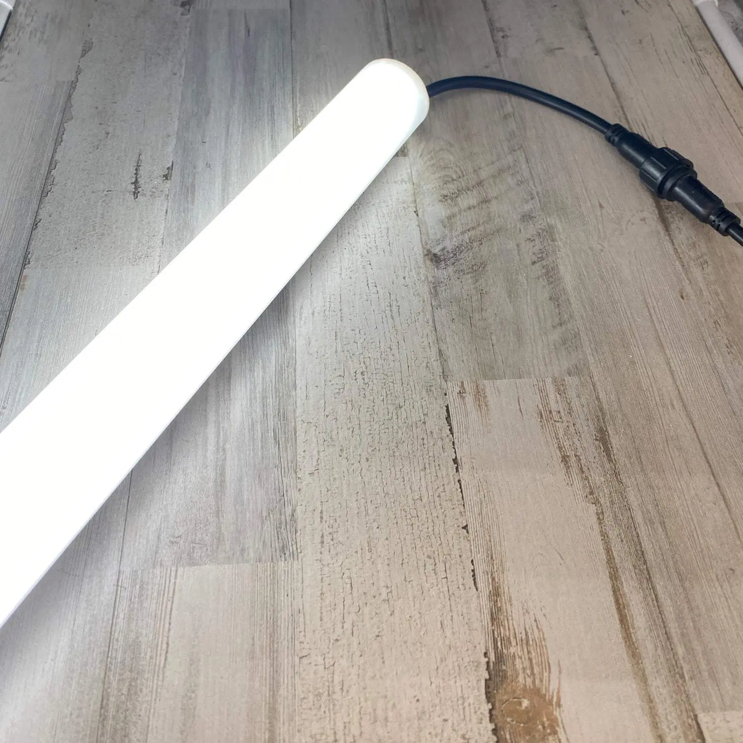 دیفیوزر سفید مایل به خاکستری برای نورپردازی LED با سطح پراکندهکننده یکنواخت