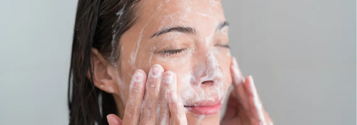 مجموعه‌ای از ژل‌های شستشوی صورت با فرمولاسیون‌های مختلف برای انواع پوست