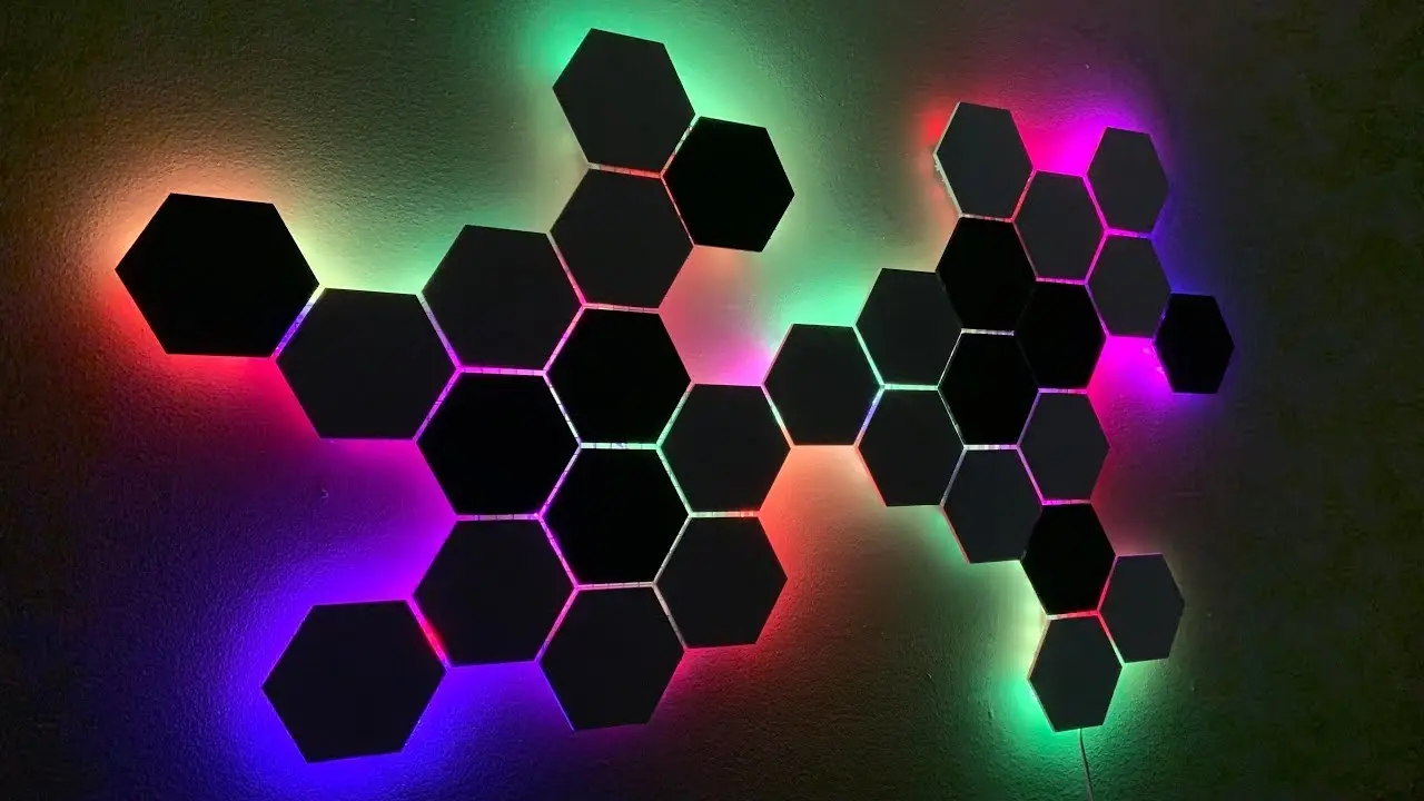 ریسه RGB نصب شده بر روی کیبورد گیمینگ با نورپردازی رنگی