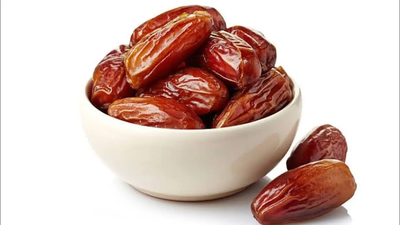 خرما زاهدی سیاه و خشک در کنار یکدیگر