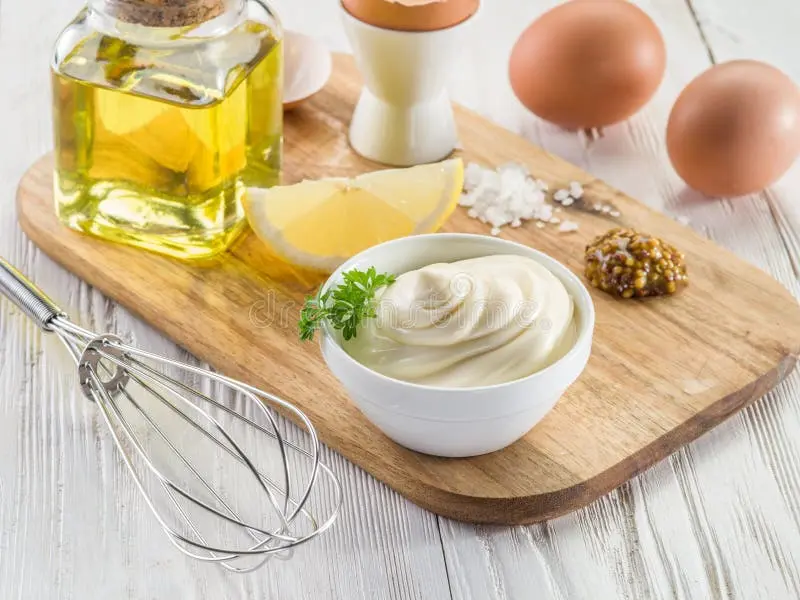 مواد اولیه طبیعی برای تهیه سس مایونز در ظرف شیشهای