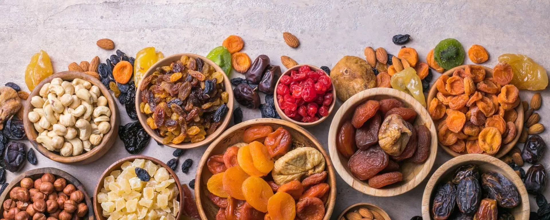 مجموعه‌ای از خشکبار مختلف مانند گردو، بادام، فندق، کشمش و زردآلو خشک