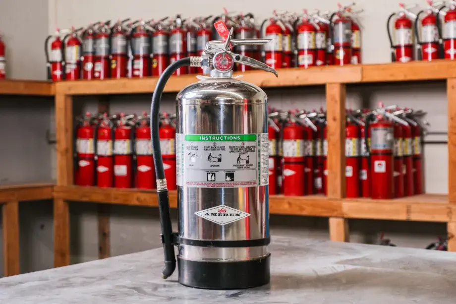 کپسول آتش‌نشانی قابل حمل نوع کلاس K برای استفاده در آشپزخانه و محیط‌های چربی‌دار
