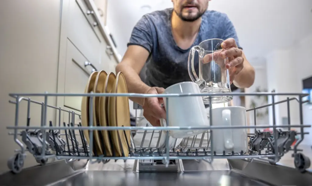 ظروف شسته شده با کیفیت بالا در یک ماشین ظرفشویی مدرن