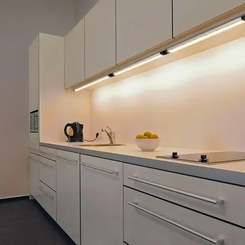 چراغ زیر کابینتی با طراحی مدرن و نور سفید خنک