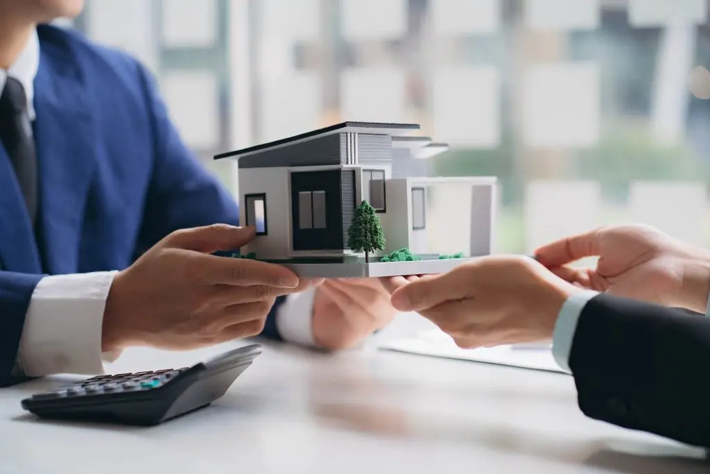 یک ساختمان مسکونی مدرن در یک منطقه شهری پر رونق