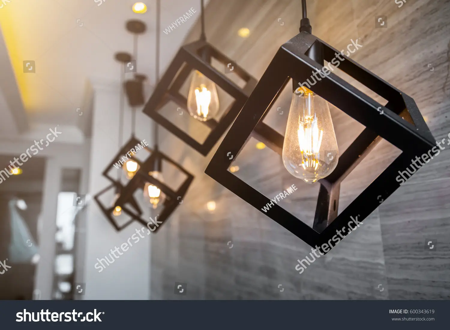 لوستر پندانت مدرن با طراحی آویزان و لامپ‌های زیبا