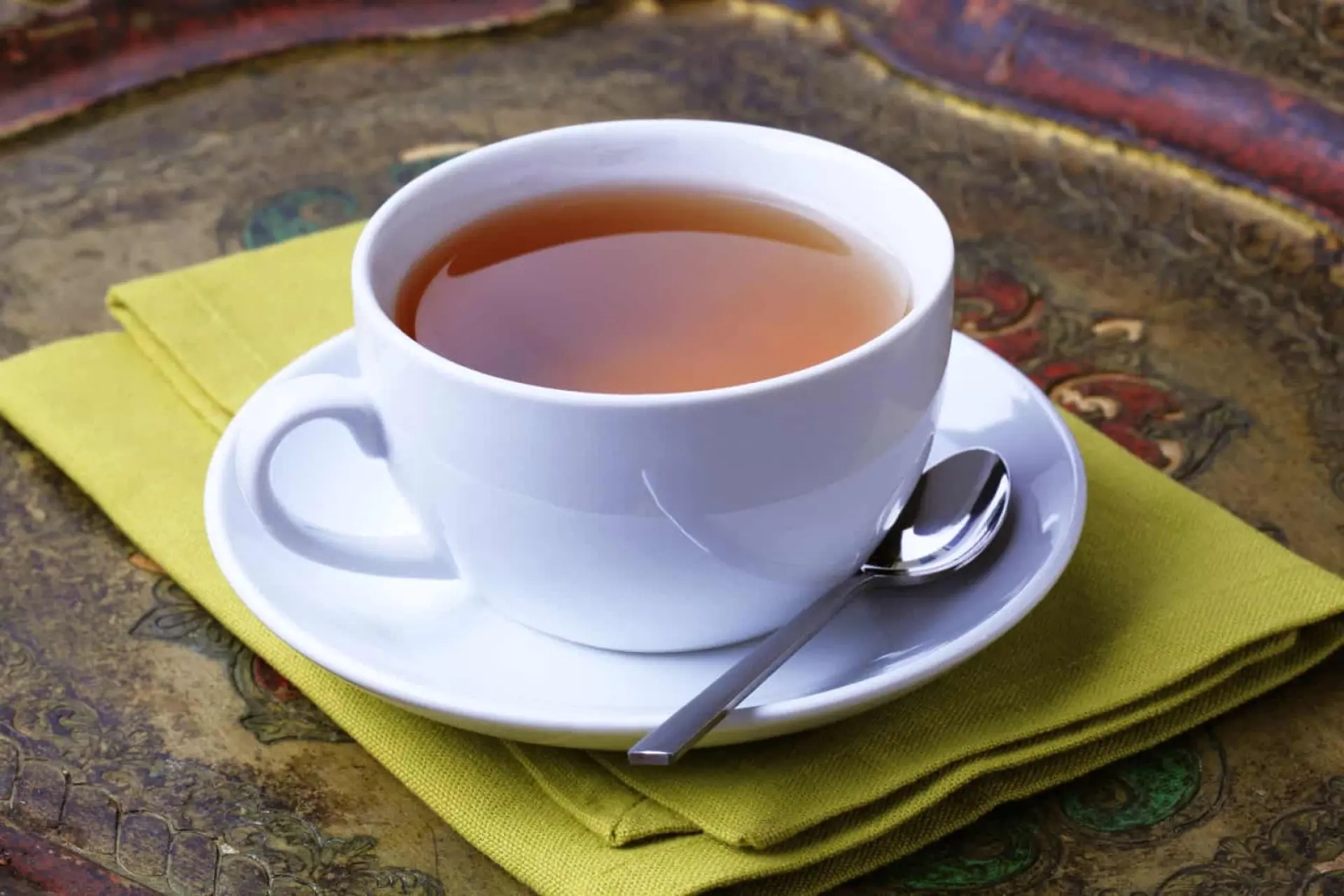 مزه کردن چای ایرانی در محیطی سنتی و آرام