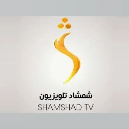 شمشاد زن در محیط باغی با برگهای سبز تیره و گلهای سفید