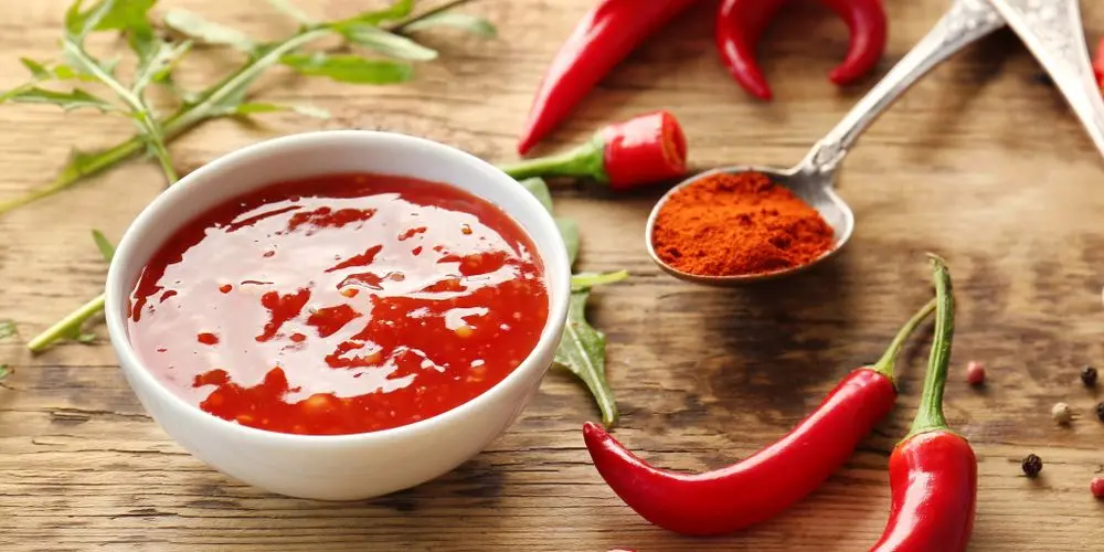 چندین ظرف سس ریز با برچسبهای مختلف و مواد تشکیلدهنده مشخص
