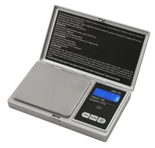 ترازوی دیجیتال صنعتی با بدنه فلزی و نمایشگر روشن برای اندازه‌گیری دقیق مواد