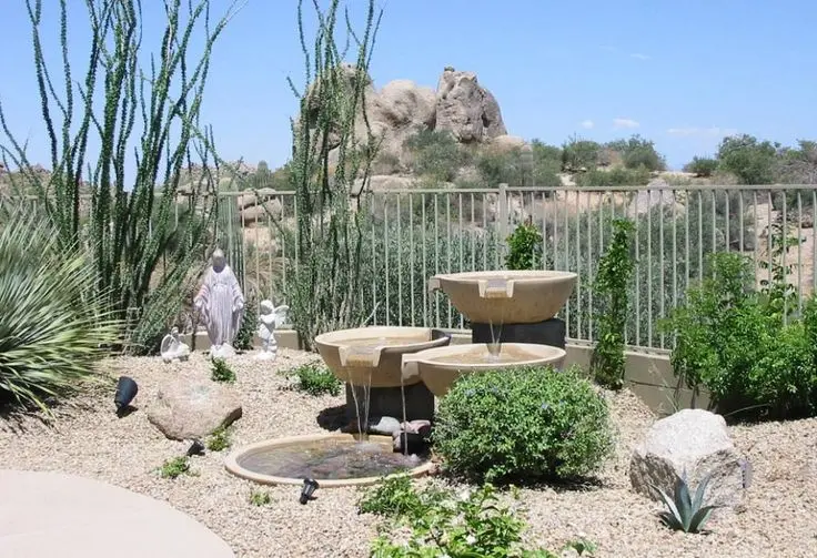 منظره سبز باغ شاهزاده ماهان با آبنماهای سنتی و درختان قدیمی