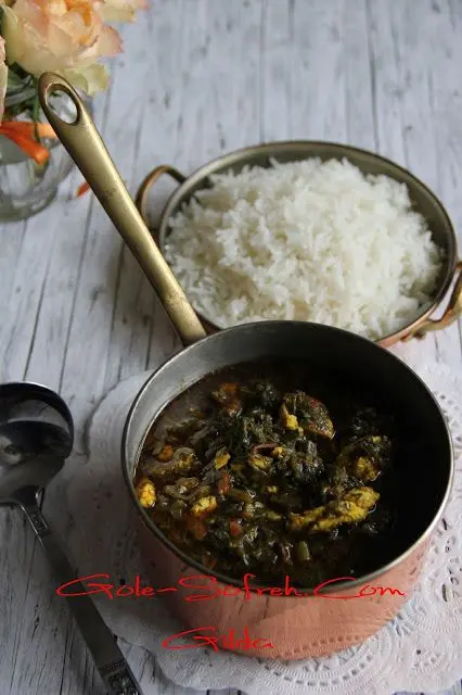 یک ظرف بزرگ غذا محلی گیلان با سبزیجات تازه و مواد اولیه سنتی