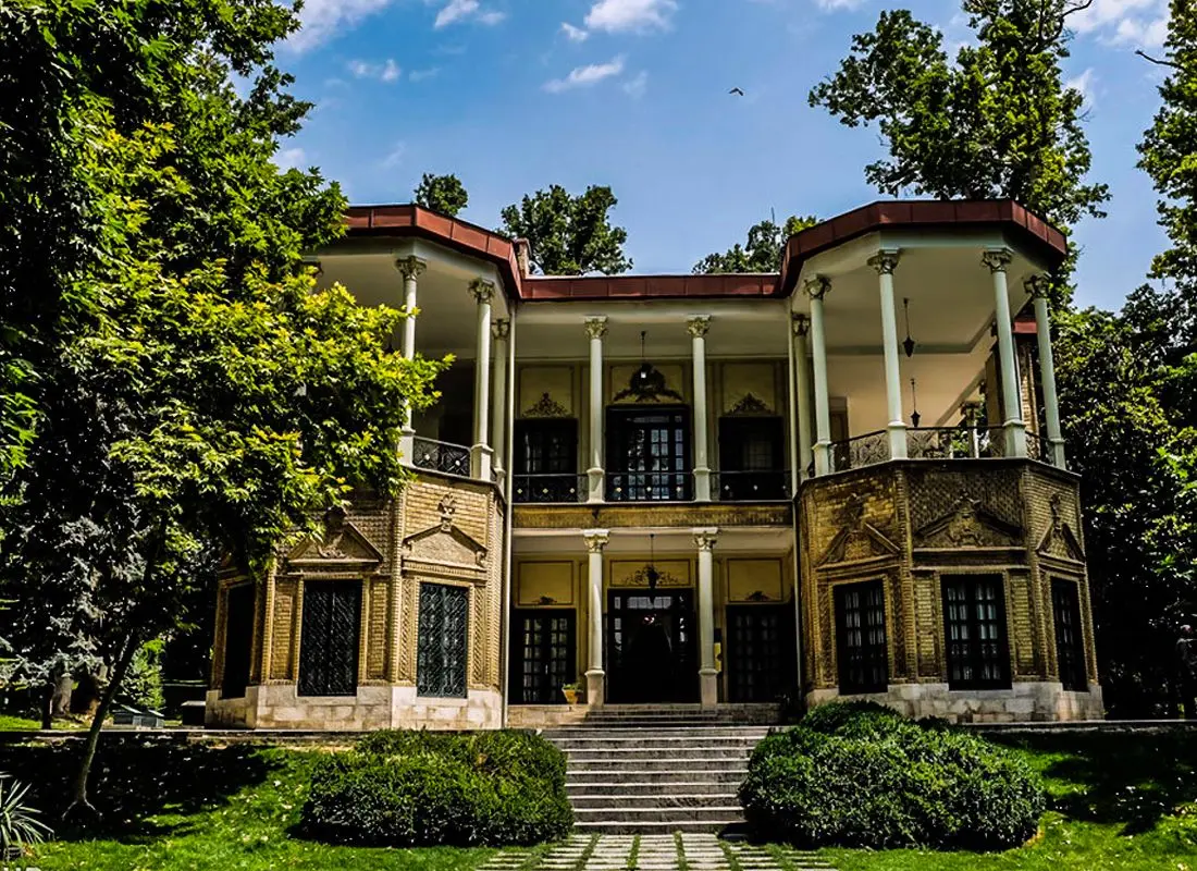 نمای داخلی کاخ نیاوران با تزئینات سنتی و اروپایی