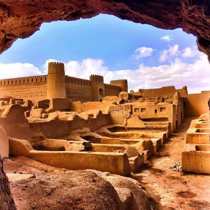 منظره بیابانی یزد با معماری سنتی و آسمان آبی