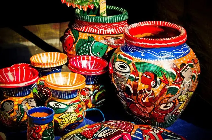 نمونه‌ای از سفال ایرانی با طراحی سنتی و رنگ‌های طبیعی