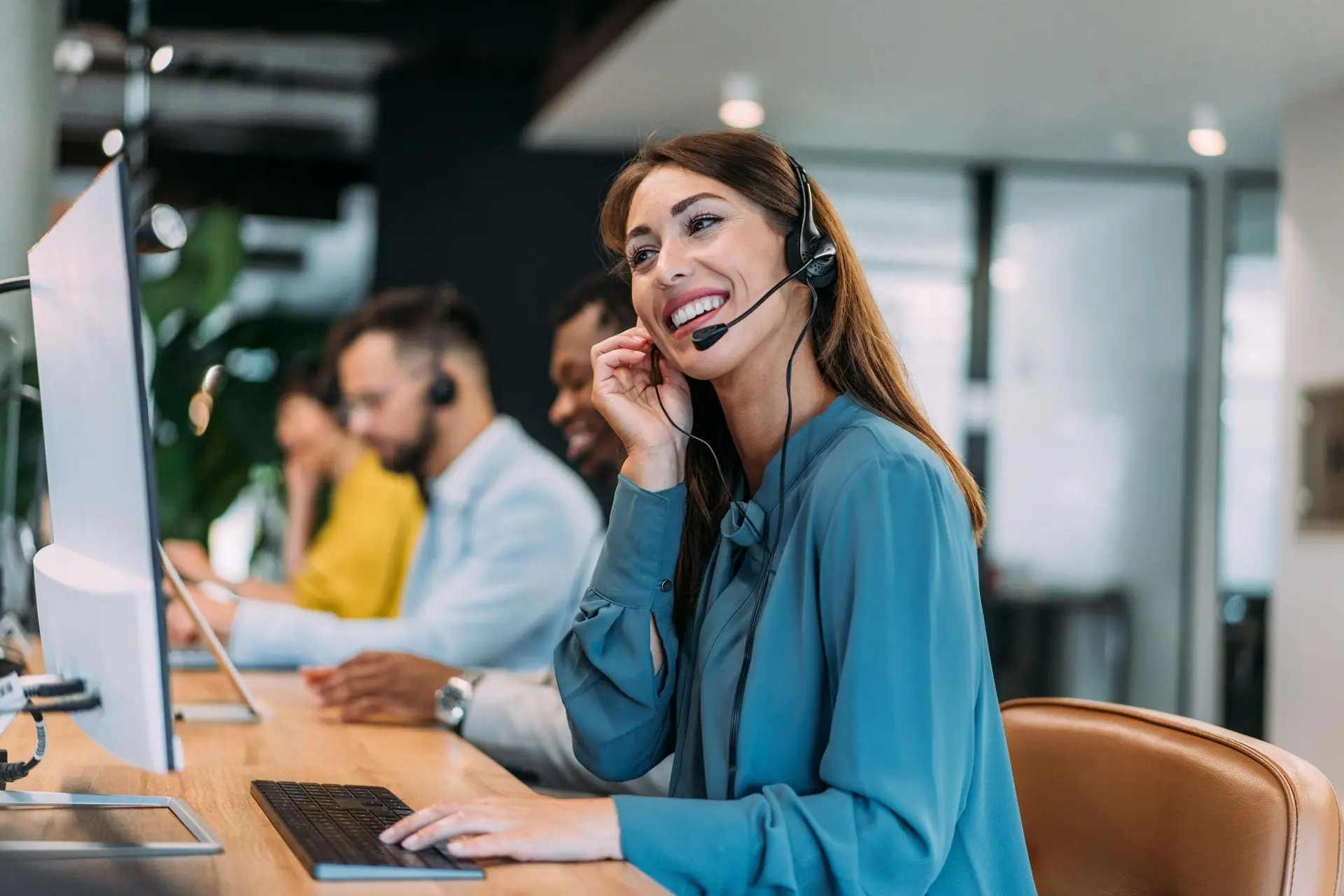 یک تیم کسب‌وکار اینترنتی در حال بررسی داده‌ها و تحلیل مشتریان