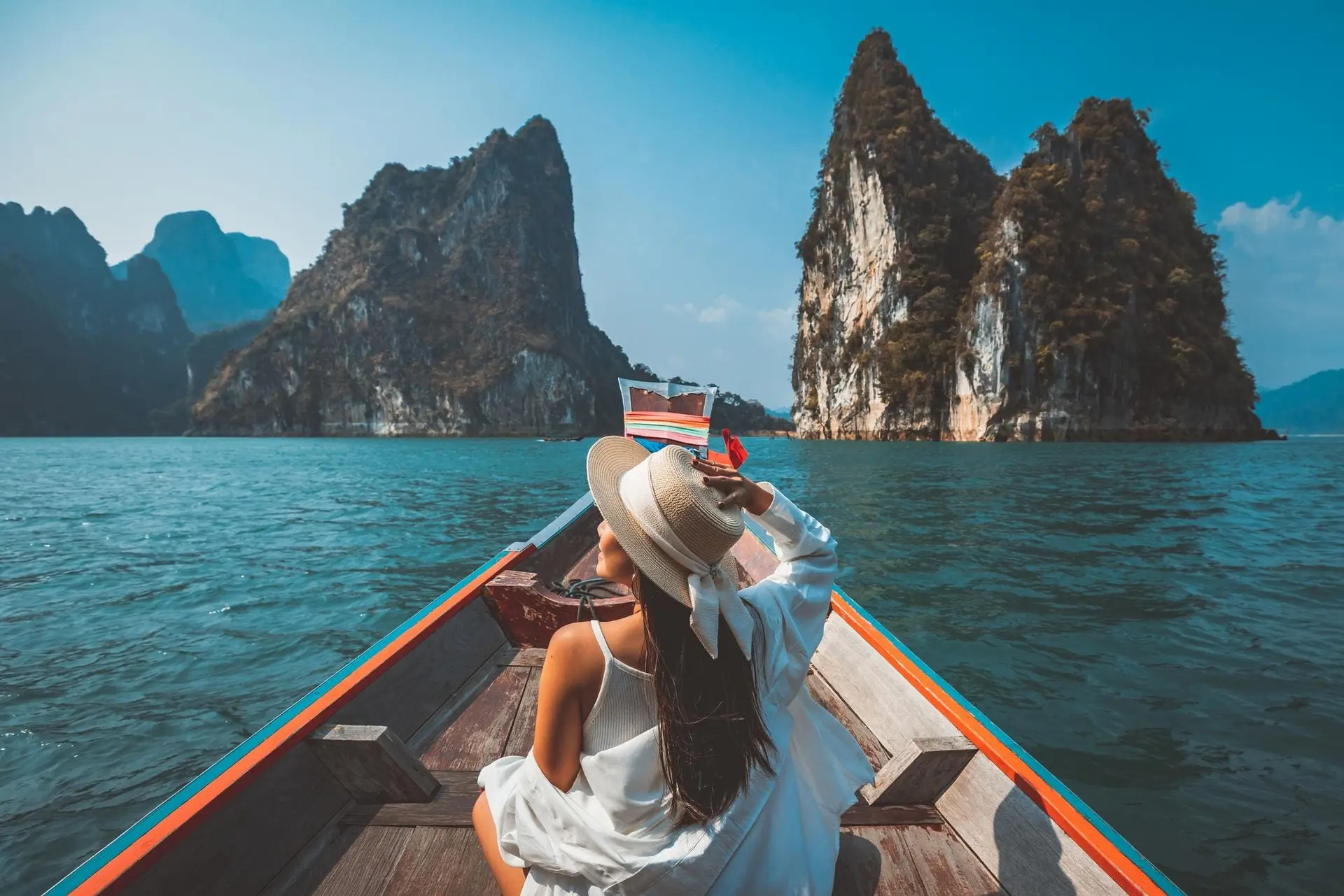 یک اتومبیل در حال حرکت در جاده‌ای تاریک در شب