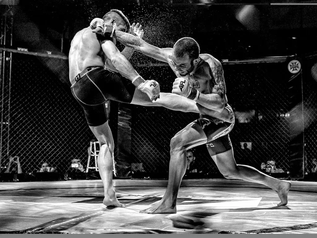 مبارزان UFC در حین مسابقه با لباس محافظ و دستبندهای مسابقه