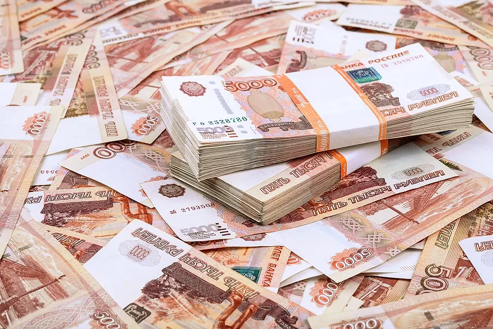 زوجین با لبخند و آرامش در کنار یکدیگر