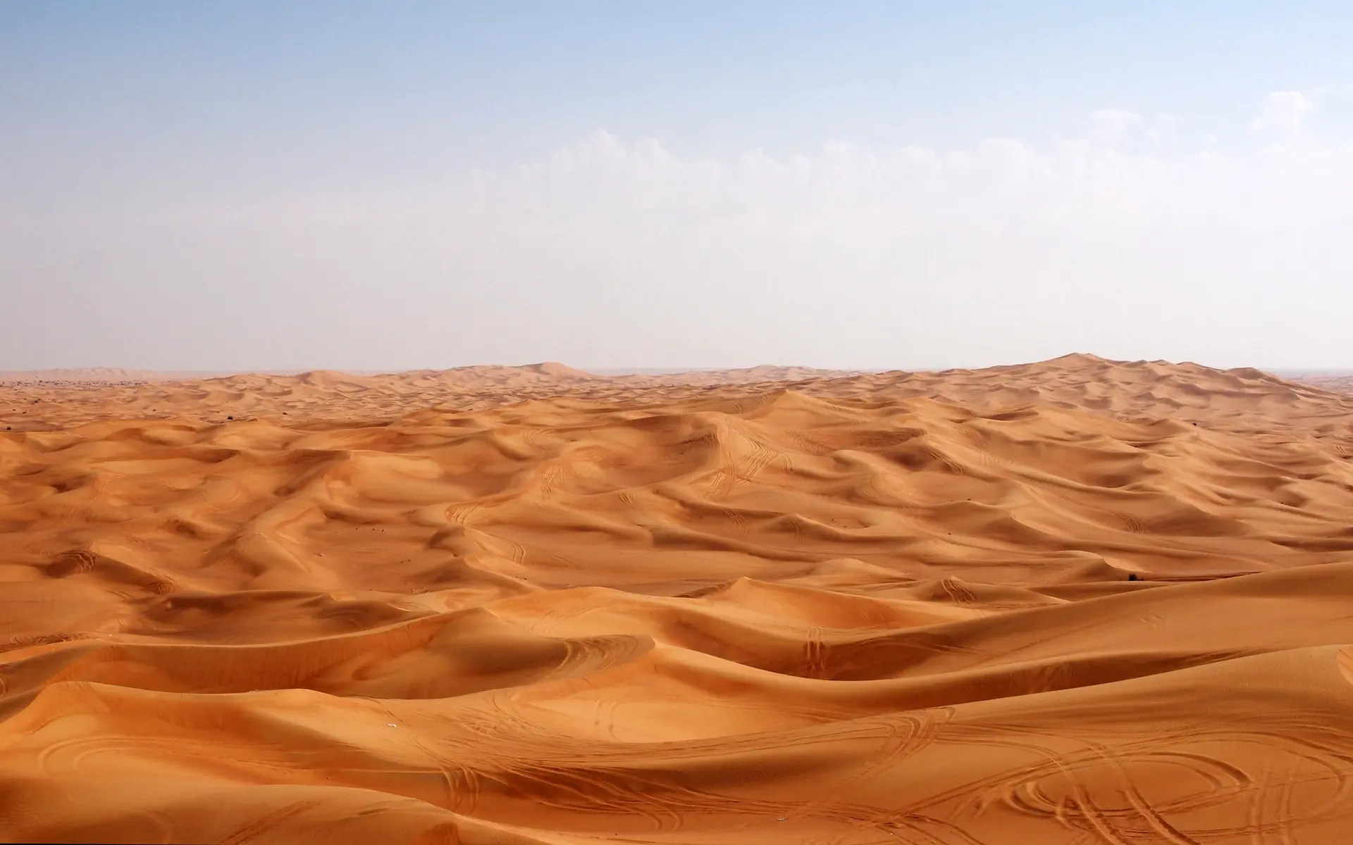تلسکوپ در بیابان با آسمان پرستاره و اجرام آسمانی