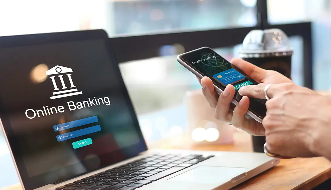 کامپیوتر لپتاپ برای انجام تراکنشهای بانکی آنلاین