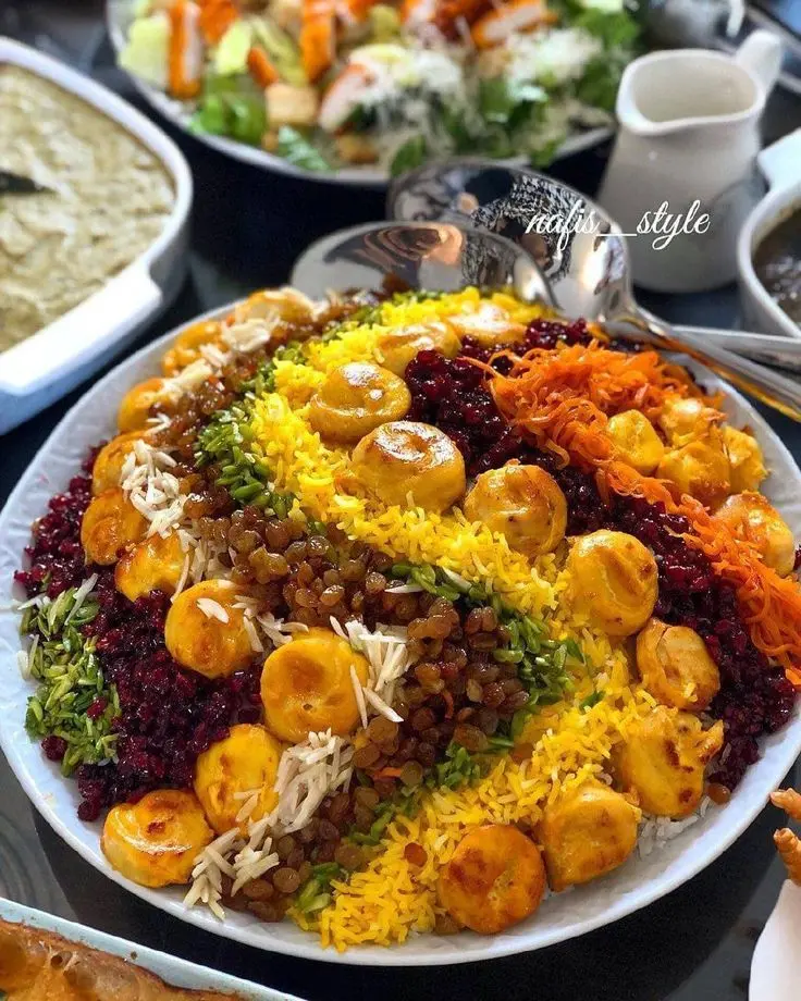مهمانی سنتی یزد با غذاهای محلی و شیرینیهای سنتی