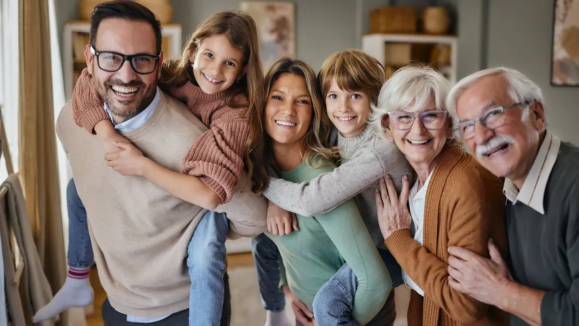 دستهای یک فرد که موبایل را در دست دارد و به سمت پایین نگه داشته شده است