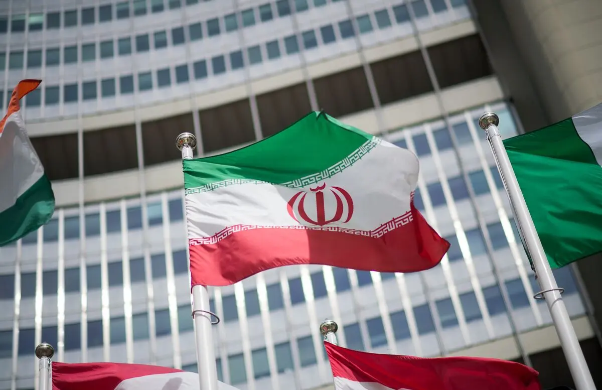 میدان نقش جهان اصفهان با معماری تاریخی و گنبدهای زیبا