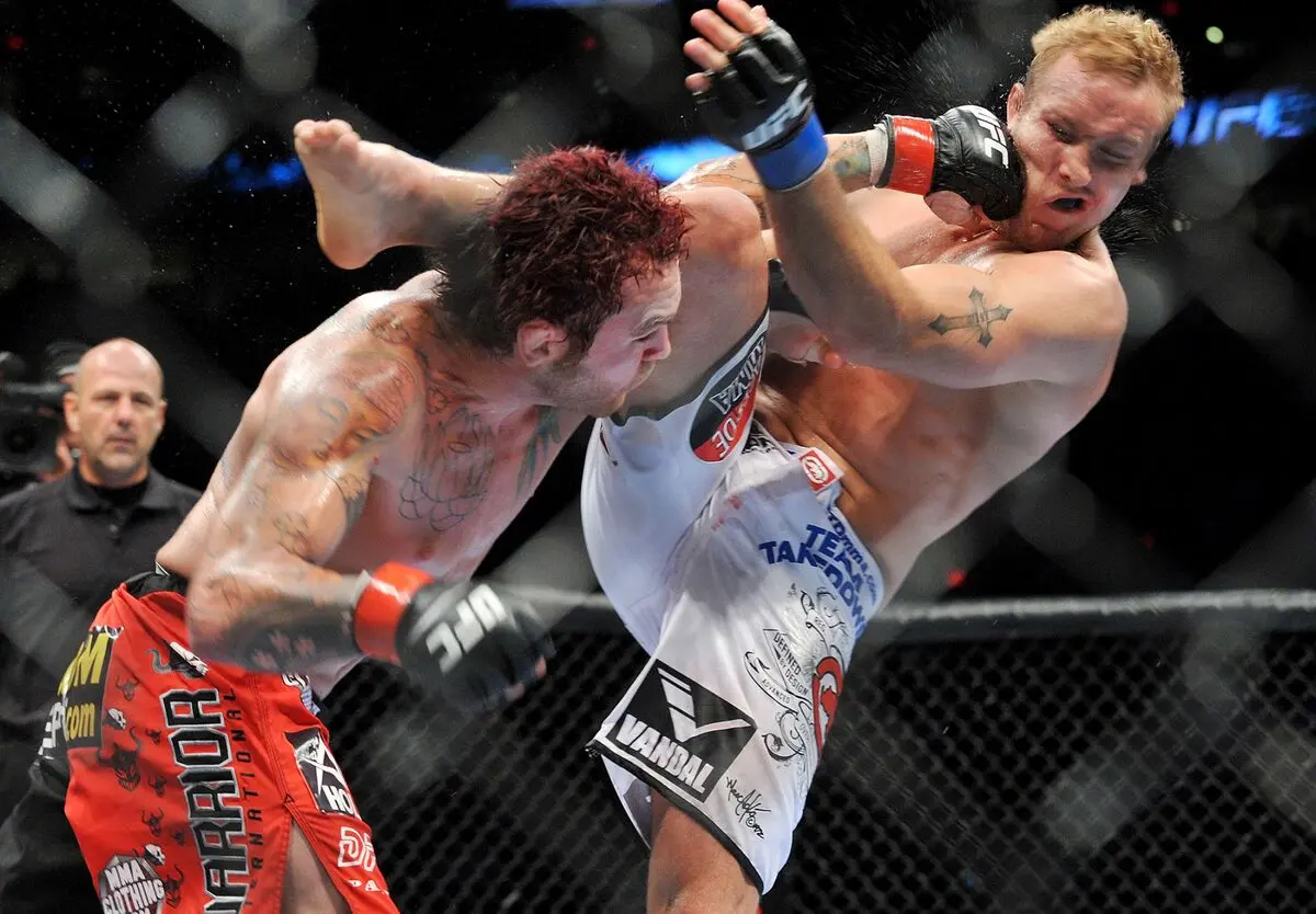 قفس UFC با داوران و مبارزان در حین آماده شدن برای مسابقه