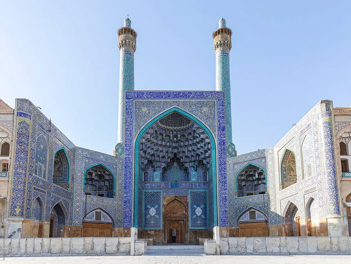 باغ چهل‌سوتون اصفهان با آب‌نماها و معماری تاریخی