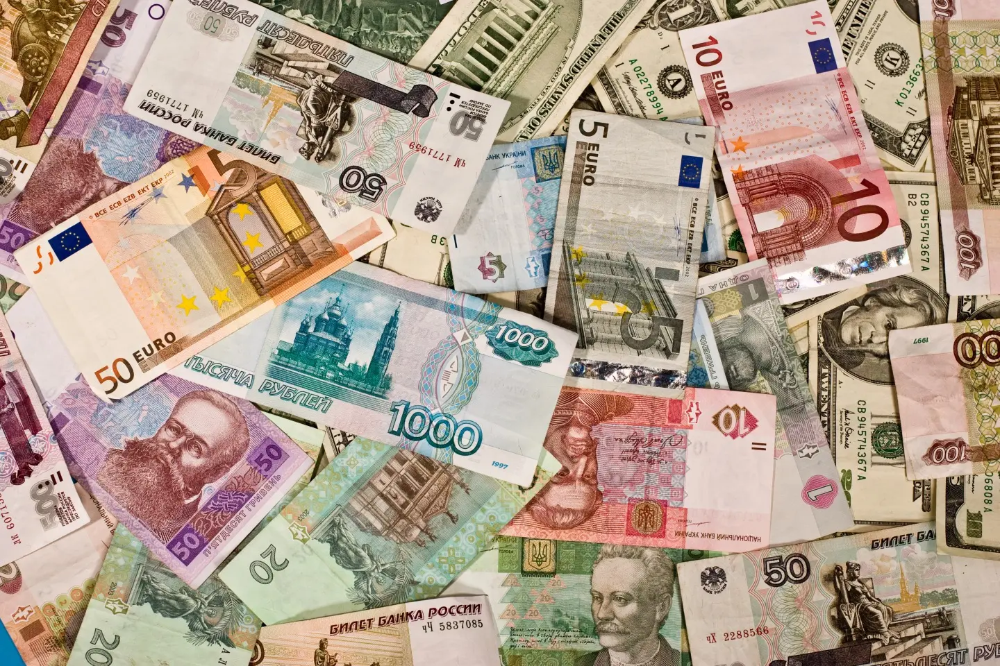 کیف پول و جعبههای سازماندهی شده برای نگهداری پول